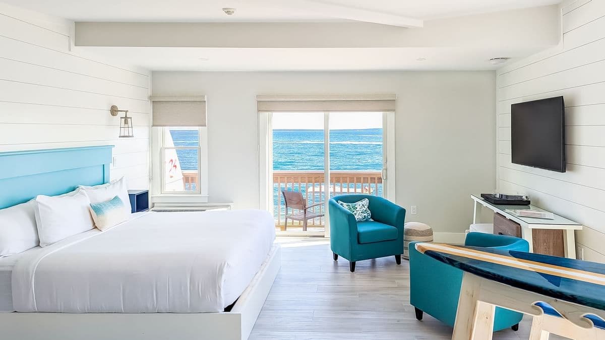 Deluxe king room at Falmouth Tides